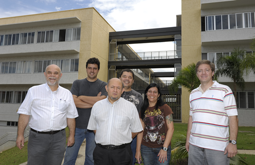 Ramon Molina (ao centro) com parte da equipe que coordena os laboratórios do CTM