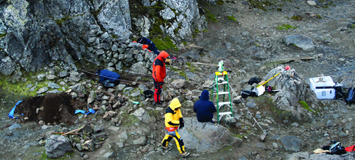 Escavações no sítio Punta X 2, um dos quatro descobertos pela equipe de pesquisadores da UFMG na mais recente viagem à Antártica