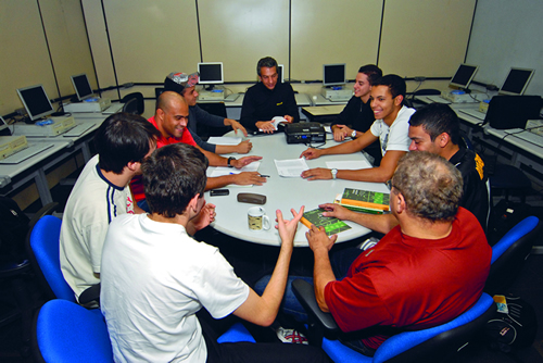 O professor Sílvio Ricardo da Silva (no fundo, ao centro) e integrantes do Gefut: estereótipo questionado