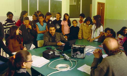 Sergio Donizeti com os alunos envolvidos na Rádio Coruja