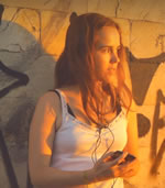 A atriz Érica Rabelo em cena do vídeo sobre Lugares invisíveis: cidade como jogo