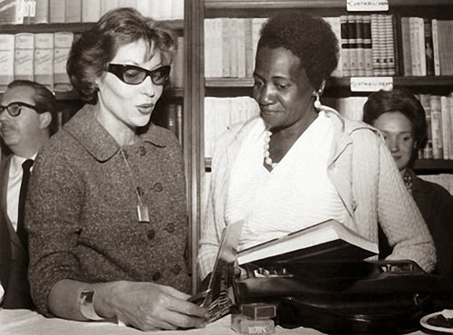 Carolina ( direita) com Clarice Lispector: originais inditos