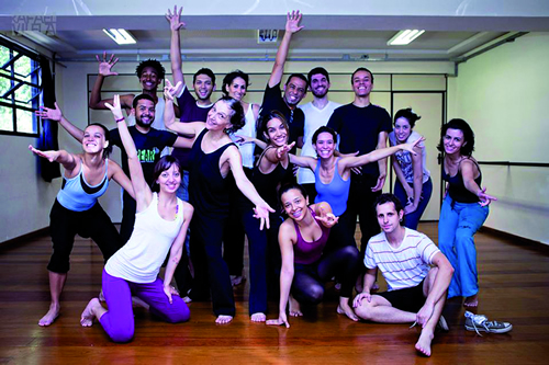 Sonia Mota (de preto, em primeiro plano) e os primeiros alunos da licenciatura em Dança: oportunidade de registrar explicações teóricas sobre as aulas
