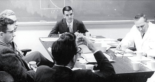 Marcos dos Mares Guia (ao centro) defende tese de doutorado em enzimologia, na Tulane University of Louisiana (1964)