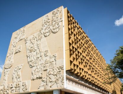 Imagem mostra detalhe do prédio da Unidade Administrativa 2