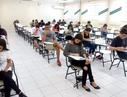 Imagem mostra alunos durante aula no cursinho