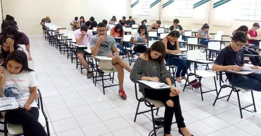 Imagem mostra alunos durante aula no cursinho