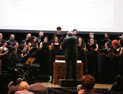 Imagem mostra apresentação do grupo do ponto de vista da público