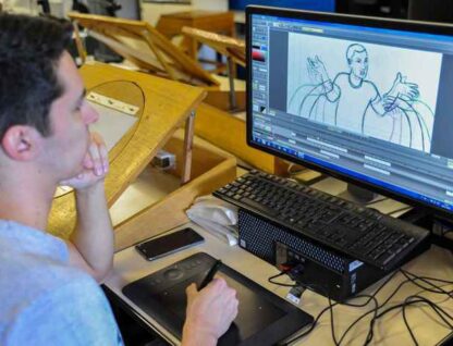 Imagem mostra pessoa criando animação, fazendo uso de mesa digitalizadora