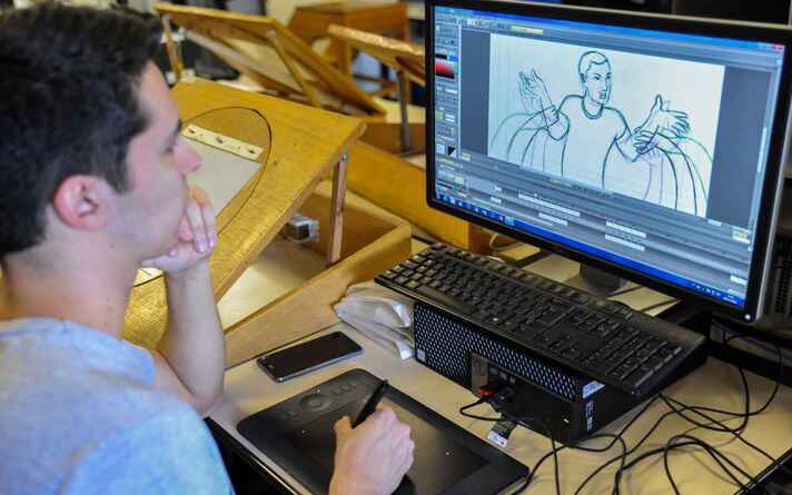 Imagem mostra pessoa criando animação, fazendo uso de mesa digitalizadora
