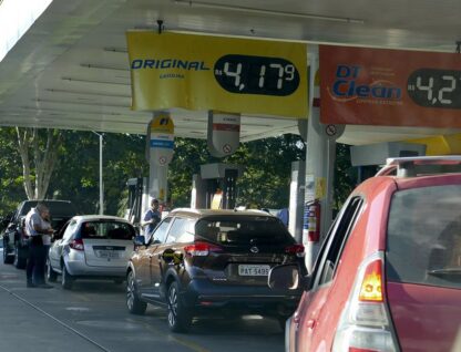 Imagem mostra fila de carros em posto de gasolina