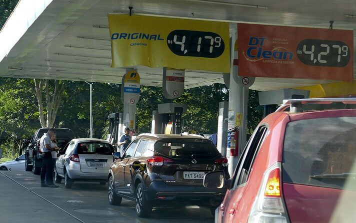 Imagem mostra fila de carros em posto de gasolina