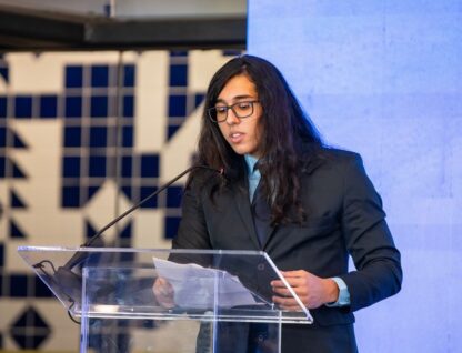 Imagem mostra Bernardo de Souza discursando em cerimônia de entrega do prêmio