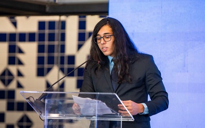 Imagem mostra Bernardo de Souza discursando em cerimônia de entrega do prêmio