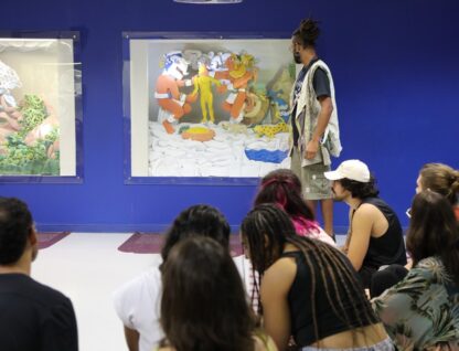 Imagem mostra grupo de pessoas em visita à exposição no Espaço do Conhecimento UFMG