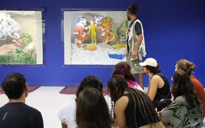 Imagem mostra grupo de pessoas em visita à exposição no Espaço do Conhecimento UFMG