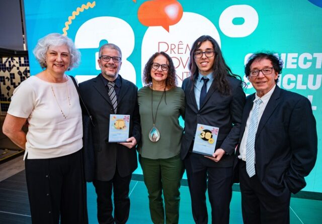 Imagem mostra, da esquerda para a direita, a diretora do Coltec, Katia Pedroso, o professor Adriano Borges, a ministra Luciana Santos, o estudante Bernardo Cordeiro e seu pai, Alvino Cordeiro, na cerimônia