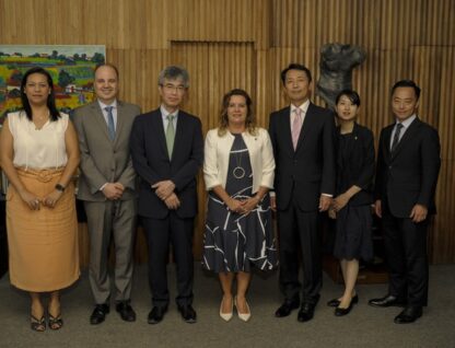 Imagem mostra Bárbara Orfanò, Aziz Saliba, Takashi Manabe, Sandra Regina Goular Almeida, Teiji Haiashi, Kana Hasegawa e So Yamauchi lado a lado para foto