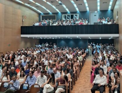 Imagem mostra auditório com diversos residentes durante formatura