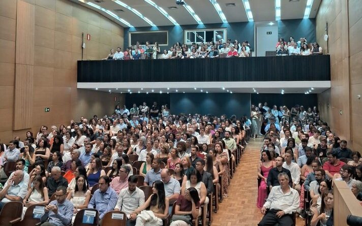 Imagem mostra auditório com diversos residentes durante formatura