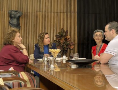 Imagem mostra Margareth Dalcolmo, Sandra Goulart, Alamanda Kfoury e Daniel Bonomi sentados à mesa durante encontro no gabinete da Reitoria