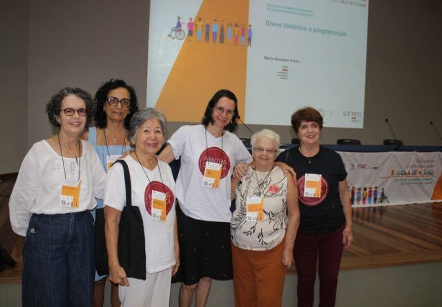 Imagem mostra grupo de mulheres integrantes do coletivo Ponto de Luta