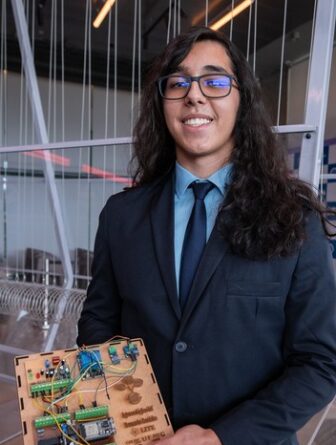 Imagem mostra Bernardo de Souza e seu protótipo desenvolvido durante pesquisa