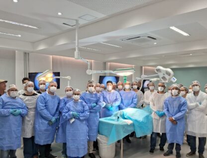 Imagem mostra equipe de médicos em sala do Hospital das Clínicas UFMG-Ebserh