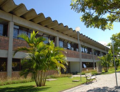Imagem mostra a fachada da Unidade Administrativa 3, no campus Pampulha