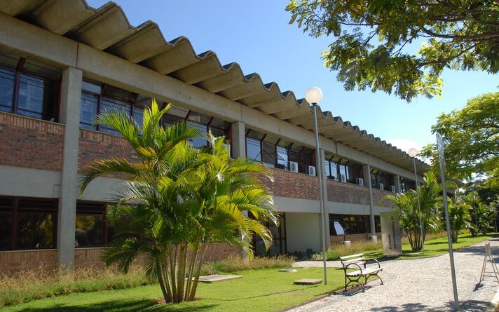 Imagem mostra a fachada da Unidade Administrativa 3, no campus Pampulha