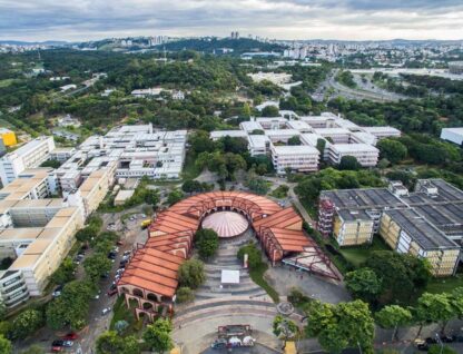 Imagem mostra vista aérea do campus Pampulha da UFMG, com praça de serviços ao centro