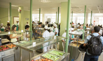 Foto da linha de servir do Restaurante Universitário I durante o horário de almoço.