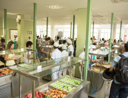Foto da linha de servir do Restaurante Universitário I durante o horário de almoço.