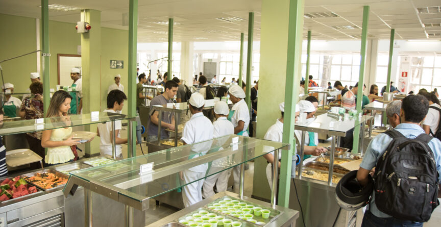 Foto da linha de servir do Restaurante Universitário I durante o horário de almoço.
