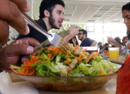 Prato de comida cheio de saladas no Restaurante Universitário da UFMG
