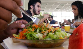 Prato de comida cheio de saladas no Restaurante Universitário da UFMG