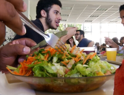 Prato de comida cheio de saladas no Restaurante Universitário da UFMG