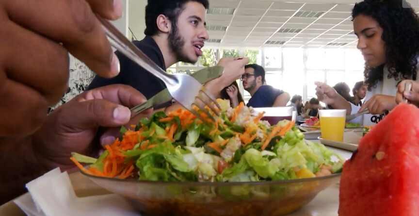 Prato de comida cheio de saladas no Restaurante Universitário da UFMG