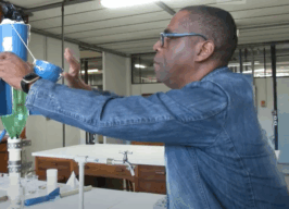 Professor de Química monta foguete com materiais recicláveis