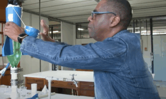 Professor de Química monta foguete com materiais recicláveis