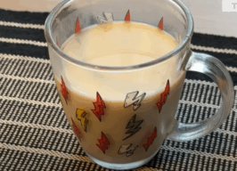 Copo de leite cheio em cima de uma bancada