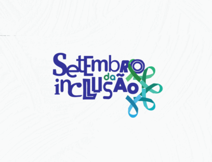 Banner com os dizeres 'Stembro da inclusão' escritos em roxo e fitas azul e verde