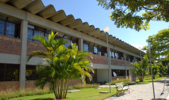 Prédio da unidade administrativa III da UFMG, no campus Pampulha