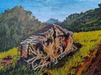 A imagem é uma pintura de paisagem com estilo rústico e pinceladas visíveis. No centro da composição, há o que parece ser uma estrutura abandonada ou restos de madeira e palha, com cores escuras e tons de laranja e amarelo. A estrutura está situada em uma colina coberta por vegetação amarelada em primeiro plano, com tons de verde escuro nas colinas ao fundo. O céu é azul com algumas nuvens brancas, e uma montanha distante é visível no horizonte.