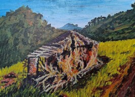 A imagem é uma pintura de paisagem com estilo rústico e pinceladas visíveis. No centro da composição, há o que parece ser uma estrutura abandonada ou restos de madeira e palha, com cores escuras e tons de laranja e amarelo. A estrutura está situada em uma colina coberta por vegetação amarelada em primeiro plano, com tons de verde escuro nas colinas ao fundo. O céu é azul com algumas nuvens brancas, e uma montanha distante é visível no horizonte.