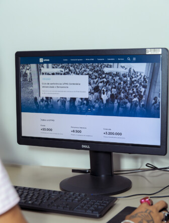 Tela de computador exibe conteúdo do novo Portal