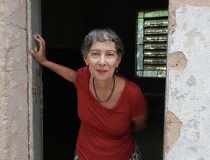 Rosaly Senra, autora do livro 'Santa Efigênia', no centro da imagem, olhando para a câmera