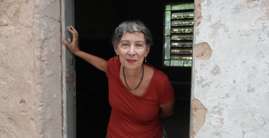 Rosaly Senra, autora do livro 'Santa Efigênia', no centro da imagem, olhando para a câmera