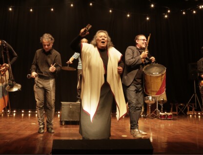 Grupo Galpão encenando espetáculo 'De tempos somos', durante o Festival de Inverno da UFMG de 2017, no auditório da Reitoria
