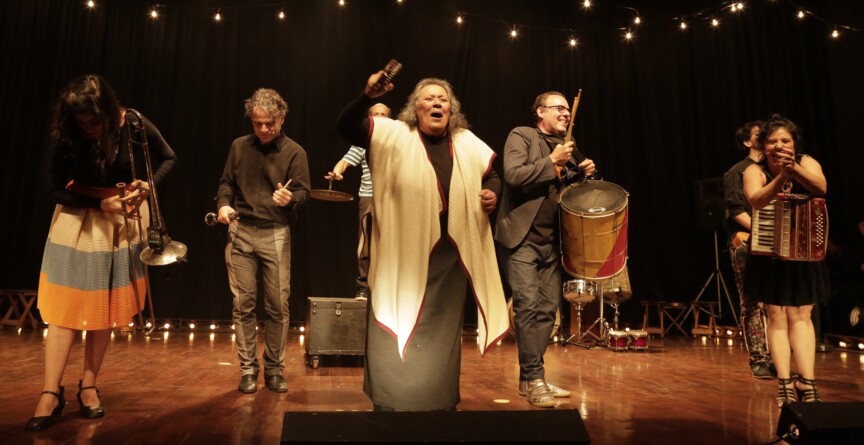 Grupo Galpão encenando espetáculo 'De tempos somos', durante o Festival de Inverno da UFMG de 2017, no auditório da Reitoria